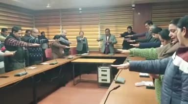 पंचकूला: सेक्टर-17 स्थित राज्य चुनाव आयोग कार्यालय में मुख्य चुनाव आयुक्त ने राष्ट्रीय मतदाता दिवस पर कर्मचारियों को दिलाई शपथ