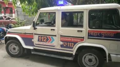 मधेपुरा: सदर थाने की 112 नंबर डायल पुलिस ने टी पी फील्ड पर हुई मारपीट के जख्मी 2 लोगों की जान बचाकर सदर थाना पुलिस को सौंपा