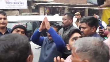 डलमऊ: गदागंज चौराहे पर पहुंचे पूर्व कैबिनेट मंत्री एवं सपा नेता स्वामी प्रसाद मौर्य का कार्यकर्ताओं ने किया स्वागत