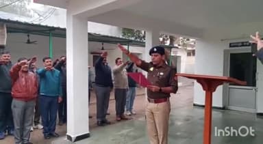उरई: पुलिस अधीक्षक कार्यालय में मतदाता दिवस पर अपर पुलिस अधीक्षक ने पुलिस कर्मियों को दिलाई शपथ