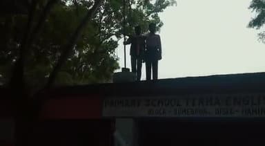 टेढ़ा के प्राइमरी स्कूल में ग्राम प्रधान अनोखे लाल यादव भाजपा जिला मीडिया प्रभारी अरविंद श्रीवास्तव ने किया ध्वजारोहण