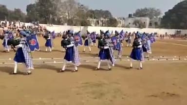 देवघर: केके एन स्टेडियम में झंडोत्तोलन के दौरान मधुपुर कस्तूरबा विद्यालय की बच्चियों ने दिखाया बैंड डिस्प्ले