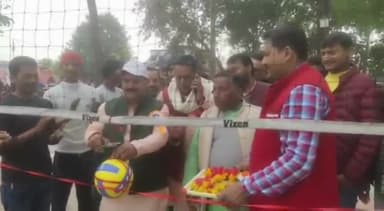 मिल्कीपुर: हरदोइया में स्व राणाप्रताप सिंह वालीबाल प्रतियोगिता का गन्ना समिति मसौधा के चेयरमैन प्रतिनिधि ने फीता काटकर किया शुभारंभ