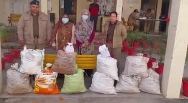 देहरादून: कोतवाली पटेल नगर पुलिस ने दो महिला अभियुक्तों को ब्रह्मपुरी से किया गिरफ्तार, देसी शराब के 1000 पव्वे बरामद हुए