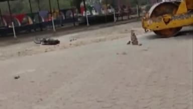 इंदौर: नेहरू स्टेडियम में अचानक चल पड़ा नगर निगम का रोड रोलर व दीवार से टकराकर शॉर्ट सर्किट होने से लगी आग, मौके पहुंची दमकल