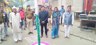 बरौली: CO वेदप्रकाश नारायण ने मिर्जापुर के महादलित बस्ती में फहराया झंडा