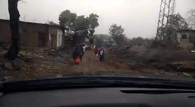 खुरई जनप्रतिनिधियों,विधायक से श्रद्धालुओं ने लगाई गुहार। ईश्वरवारा की सड़कें है वीरान। हजारों श्रद्धालु होते हैं परेशान।