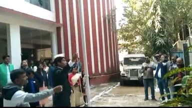 देवघर: गणतंत्र दिवस के अवसर पर देवघर के सूचना भवन में जिला जनसंपर्क पदाधिकारी रवि कुमार ने किया झंडोत्तोलन