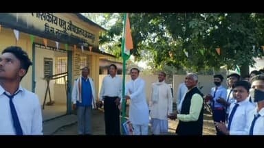 कांकेर: आंगनबाड़ी केंद्र पेंड्रा वन एवं पशु औषधालय अभनपुर में उपसरपंच टेकेशवर सिन्हा ने किया ध्वजारोहण