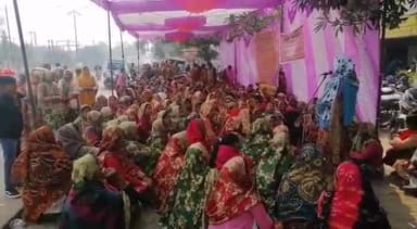 टीकमगढ़: कलेक्ट्रेट के सामने MP आंगनवाड़ी कार्यकर्ता सहायिका संघ जिला इकाई द्वारा चौथे दिन भी चरणबद्ध आंदोलन जारी