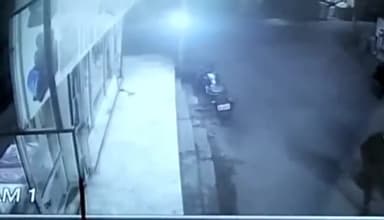 मेरठ: लिसाड़ी गेट में दुकान से दुकानदार का मोबाइल चोर ने किया चोरी, सीसीटीवी कैमरे में कैद हुआ चोर