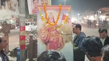 नरसिंहपुर: सुभाष पार्क चौराहे पर RSS के स्वयंसेवकों ने की भारत माता की आरती