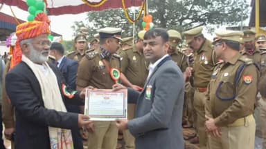 फैज़ाबाद: पुलिस लाइन में जल शक्ति मंत्री स्वतंत्र देव सिंह ने मंडल शूटिंग कोच सनी वर्मा को प्रशस्ति पत्र देकर किया सम्मानित