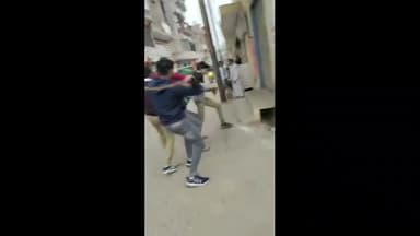 शामली: कांधला कस्बे में थाने के पास छात्रों के दो गुटों के बीच हुई मारपीट, वीडियो हुआ वायरल