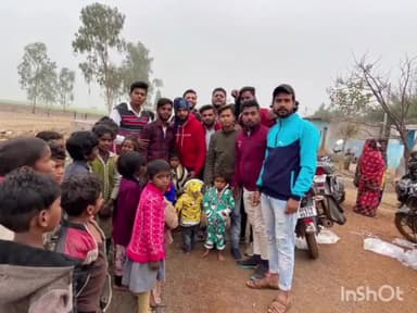 नईसराय: कदवाया में समाज सेवा संगठन द्वारा निकाली गई बाइक रैली, गरीबों को बांटे कपड़े