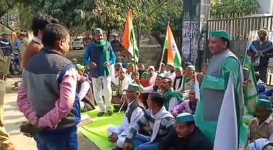 फैज़ाबाद: कलेक्ट्रेट के मुख्य द्वार पर प्रदर्शन कर भारतीय किसान यूनियन ने उपजिलाधिकारी को सौंपा ज्ञापन