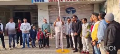 अंबिकापुर: 74वें गणतंत्र दिवस के उपलक्ष्य पर प्रेस क्लब में पत्रकारों ने किया ध्वजारोहण, दी तिरंगेे को सलामी