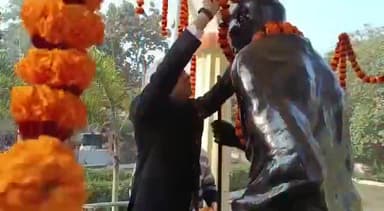 जहानाबाद: डीएम व जिले के प्रभारी मंत्री सहित अन्य अधिकारियों ने गांधी मैदान स्थित गांधी की मूर्ति पर किया माल्यार्पण