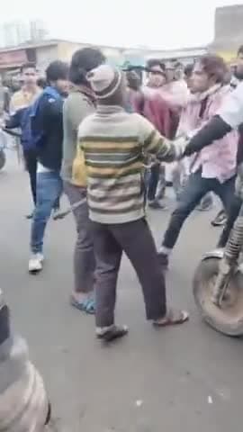 जिला बदायूं के थाना अलापुर क्षेत्र के कस्बा म्याऊं में स्कूली बच्चों में हुई जमकर मारपीट ,,, वीडियो वायरल