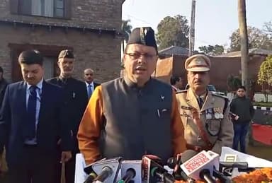 देहरादून: मुख्यमंत्री पुष्कर सिंह धामी ने गणतंत्र दिवस पर सीएम आवास में फहराया तिरंगा, दी शुभकामनाएं