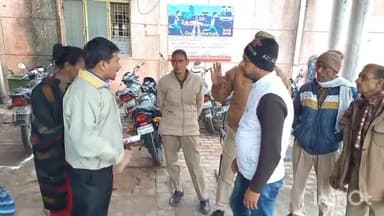 एटा: मेडिकल कॉलेज के इमरजेंसी गेट पर कार खड़ी करने को लेकर कार चालक और होमगार्डों के बीच हुई नोक झोंक