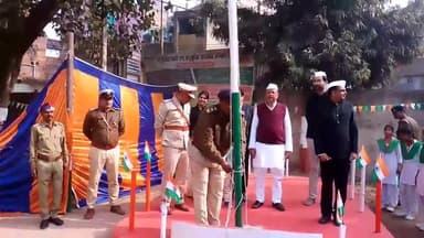 हिलसा: थानाध्यक्ष गुलाम सरवर ने हिलसा थाने में और शहीद स्मारक पर विधायक कृष्ण मुरारी शरण ने किया झंडा तोलन