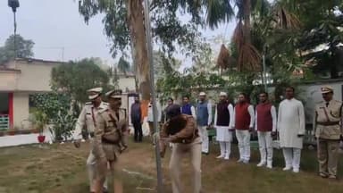 अररिया: एसपी अशोक कुमार सिंह ने अररिया स्थित आवास पर गणतंत्र दिवस के मौके पर किया झंडोत्तोलन