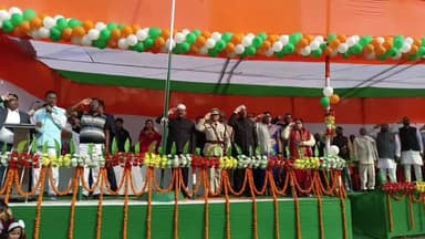 महुआ: ऐतिहासिक गांधी मैदान में एसडीएम और डीएसपी ने किया झंडोत्तोलन, निकाली गई झांकी