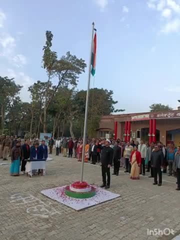 बलरामपुर: कलेक्ट्रेट में गणतंत्र दिवस के अवसर पर जिलाधिकारी ने किया ध्वजारोहण, उपस्थित लोगों को प्रस्तावना की दिलाई शपथ