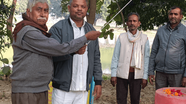 बलरामपुर समाचार अमृत सरोवर धूमधाम से फहराया तिरंगा ग्राम पंचायत सेखुई कला बलरामपुर मैं हनुमान मंदिर प्रधान प्रतिनिधि मोहम्मद शब्बीर वह गांव के संभ्रांत व्यक्ति ने फहराया तिरंगा इस अवसर पर रोजगार सेवक अनिल मिश्रा राजेंद्र सोनकर सहित काफी संख