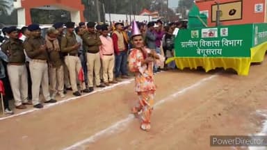 बेगूसराय: गांधी स्टेडियम में झंडोत्तोलन के बाद विभिन्न विभागों द्वारा निकाली गई झांकी