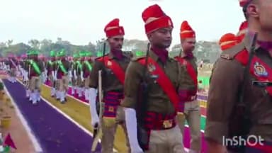 बलरामपुर: रिजर्व पुलिस लाइन में गणतंत्र दिवस परेड का हुआ आयोजन, विभिन्न पुलिस टुकड़ियों ने डीएम और एसपी को दी सलामी