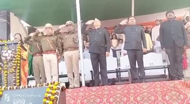 मेदिनीनगर (डालटनगंज): पुलिस लाइन स्टेडियम में आयोजित हुआ गणतंत्र दिवस मुख्य समारोह, आयुक्त जटाशंकर चौधरी ने फहराया तिरंगा