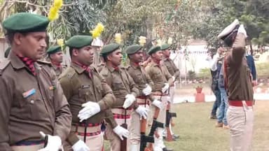 कहरा: डीआईजी कार्यालय में DIG शिवदीप लांडे ने ध्वजारोहण कर झंडे को दी सलामी, मौके पर एसपी व डीएम भी रहे मौजूद