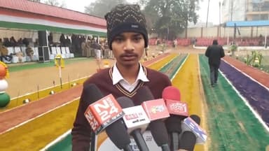 झांसी: 74 व गणतंत्र दिवस पर डायल 112 द्वारा उदय अहिरवार को पुलिस लाइन में किया गया सम्मानित