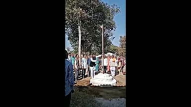 कांकेर: ग्राम पंचायत सरोना के गौठान में समिति के अध्यक्ष दिनेश सहारे ने किया ध्वजारोहण