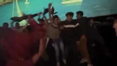 अमरोहा: सिनेमाघरों में पठान मूवी देखने पहुंचे दर्शक, पठान को झूमता देख खुद को नहीं रोक पाए दर्शक व कपड़े उतार कर करने लगे डांस