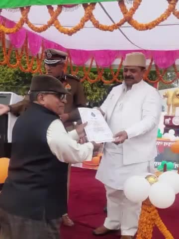 लक्सा थाना क्षेत्र निवासी उद्धोषक को सूबे के मंत्री रविंद्र जायसवाल ने पुलिस लाइन में प्रशस्ति पत्र देकर किया सम्मानित