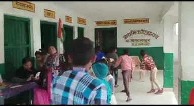 दातागंज: खेड़ा जलालपुर में विद्यालयों द्वारा निकाली गई प्रभात फेरी, बच्चों में उत्साह