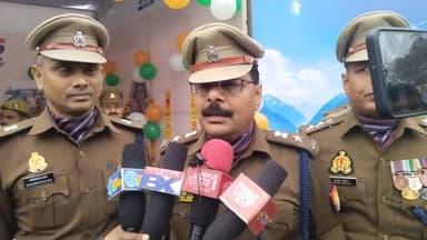 झांसी: इलाइट चौराहे पर डायल 112 जागरूकता कैंप का एसपी सिटी व एसपी ग्रामीण ने फीता काटकर किया शुभारंभ