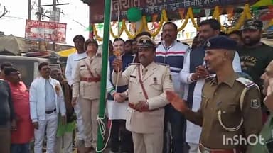 कहरा: 74वें गणतंत्र दिवस पर यातायात प्रभारी नागेंद्र राम ने शंकर चौक स्थित पुलिस कैंप के सामने किया झंडोत्तोलन
