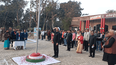 बलरामपुर समाचार जिला अधिकारी बलरामपुर कलेक्ट्रेट में फहराया तिरंगा उपस्थित रहे कलेक्ट्रेट कर्मी एसबी शुक्ला क्रांति