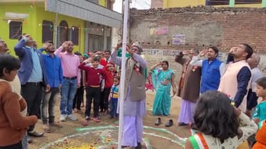 भारत माता की जय!..वन्दे मातरम!..🙏🍀🌿🙏🇮🇳🇮🇳🥰 गाँधी पथ में वार्ड वासी सेवानिवृत्त 2 शिक्षक गुरू जी के साथ मनाए हैं।