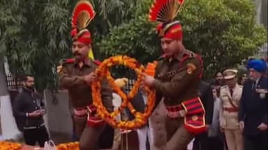 करनाल: ओल्ड जीटी रोड जिला सैनिक बोर्ड में शहीदी स्मारक पर सांसद संजय भाटिया ने शहीदों को पुष्प अर्पित किए