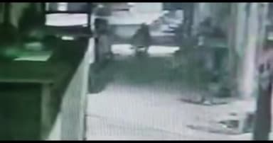 मेरठ: जैदी फार्म में अज्ञात युवक द्वारा पेट्रोल डालकर केक बेकरी में आग लगाने और 3 वाहनों के शीशे तोड़ने की वारदात CCTV में कैद