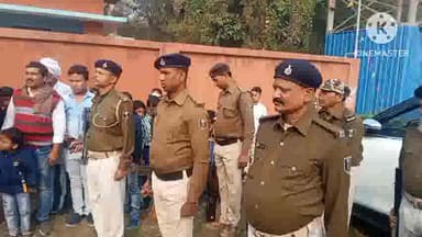 कदवा: बेलौन पंचायत भवन प्रांगण में मुखिया मेराज आलम के द्वारा झंडातोलन किया गया राष्ट्रगान गाकर झंडे को दी सलामी