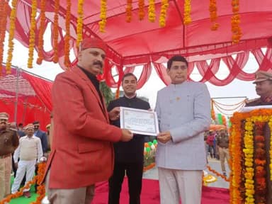 बलरामपुर समाचार गणतंत्र दिवस के पर्व पर रिजर्व पुलिस लाइन बलरामपुर में कार्यक्रम में मुख्य अतिथि के रुप में पहुंचे जनपद के मुख्य न्यायाधीश लल्लू सिंह जी ने शासकीय अधिवक्ता कुलदीप सिंह को अच्छे कार्यों के लिए प्रमाण पत्र देकर सम्मानित किया