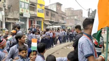 गरखा: गणतंत्र दिवस के मौके पर गरखा में स्कूली छात्र-छात्राओं ने निकाली प्रभातफेरी