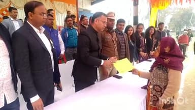 डुमरांव: झंडातोलन के बाद डुमरांव एसडीओ कुमार पंकज ने किया राशन कार्ड का वितरण