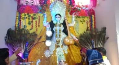 हिलसा: शहर बिहारी रोड में राज हंस युवा क्लब के द्वारा माँ सरस्वती की प्रतिमा स्थापित कर किया गया पूजा अर्चना